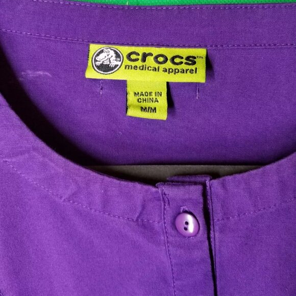 Crocs Size M Medical Apparel Purple Scrub Top Women's Buttons Logo Pockets - Picture 3 of 9
